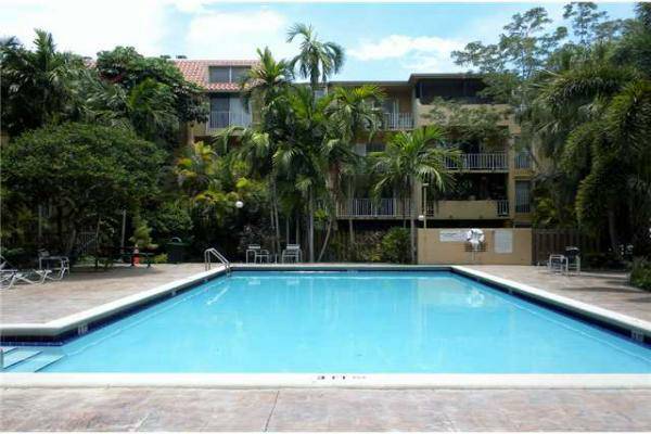Foto del edificio - 6904 N Kendall Dr