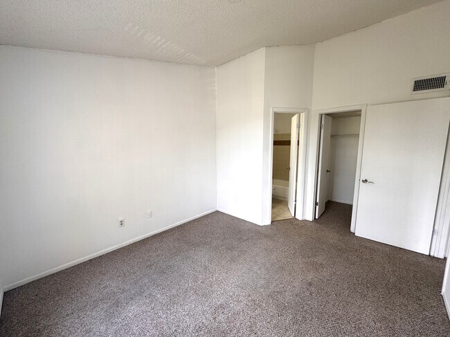 Building Photo - 1932 Lake Atriums Cir