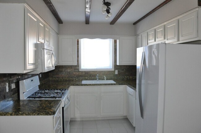 Building Photo - 8333 Captons Ln