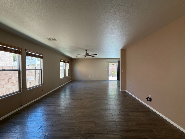 Foto del edificio - SPACIOUS SINGLE STORY HOME IN SOUTHERN HIGHLANDS WITH NEW KITCHEN APPLIANCES