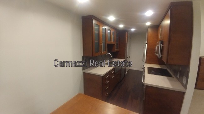 Foto del edificio - 2241 Woodside Ln