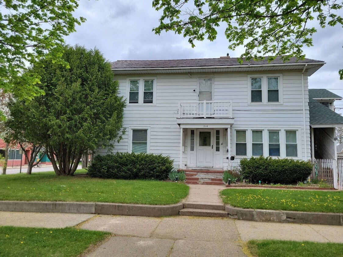 Primary Photo - 214 Maple St