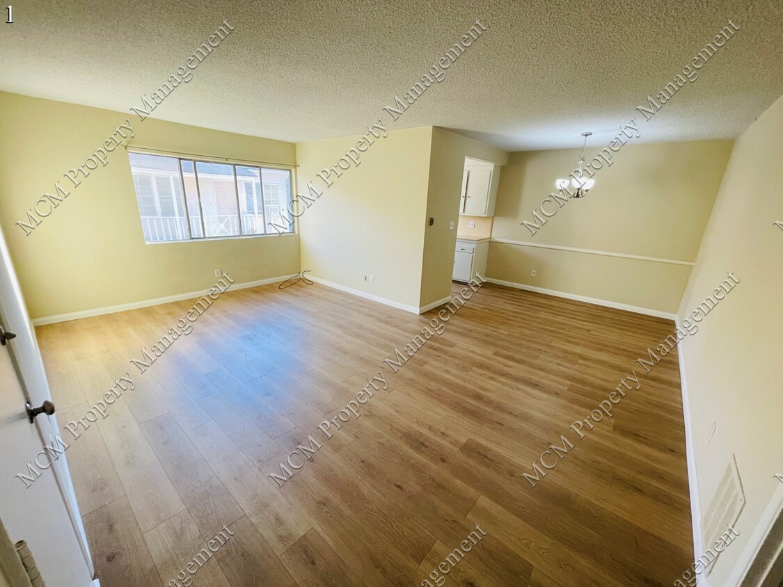 Unit #7 Living Room - 11686 Darlington Ave