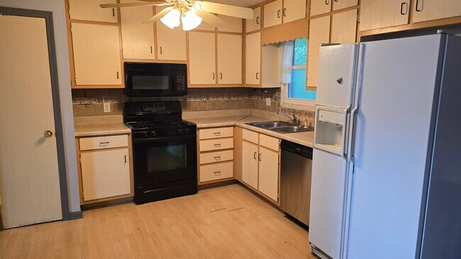 Foto del edificio - 404 Hemlock Dr