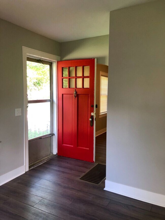 Foto del edificio - 3 Bedroom Duplex in Madison $1700/mo. $170...
