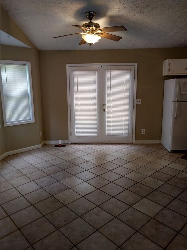 Building Photo - 2425 Justin Dr SW