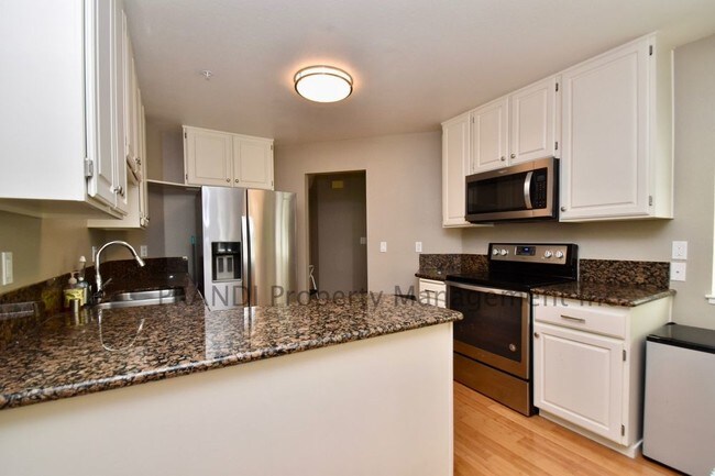 Building Photo - Sunny 3 Bedroom End-Unit in Partridge Knolls