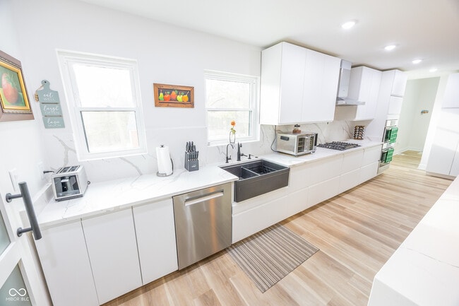 Building Photo - 7980 Royal Ave