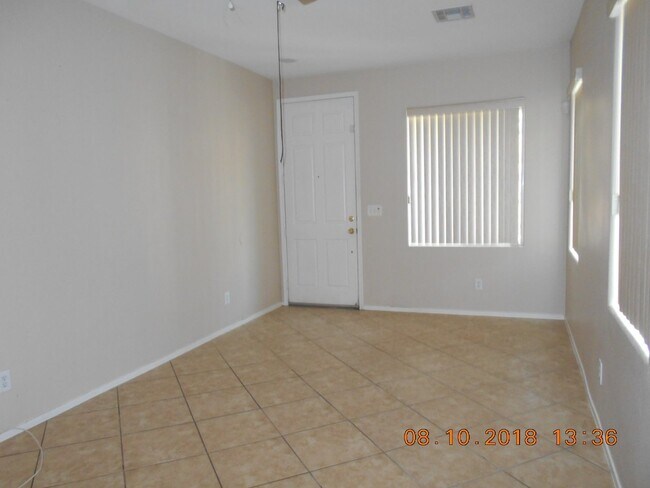 Building Photo - 3 Bedroom 3 Bath LARGE OPEN FLOOR PLAN