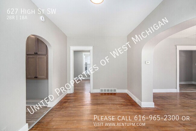 Building Photo - Available Now |2 Bed 1 Bath Lower Level Ap...