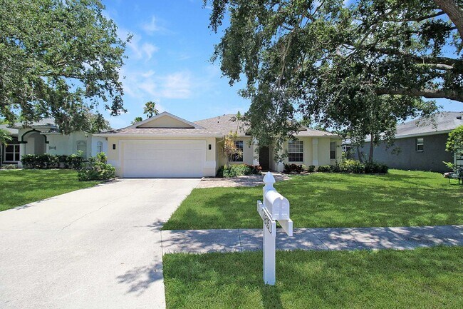 Foto del edificio - Annual rental: Spacious 3BR/2BA Creekwood Home with Office, Screened Lanai, EV Charger & Resort-S...