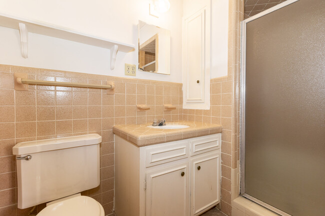 Attached bathroom to Main Bedroom - 1217 Bryn Mawr Pl