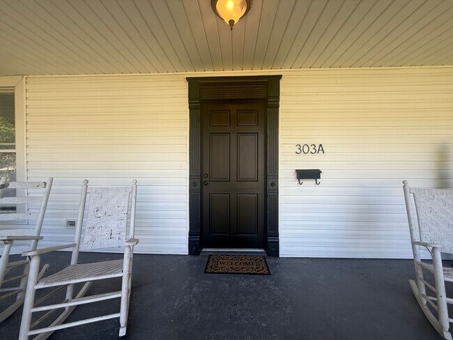 Foto del edificio - Beautiful Historic Clover Home!