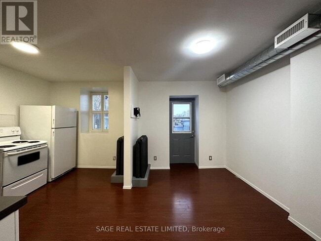 Building Photo - 1130 Queen St W