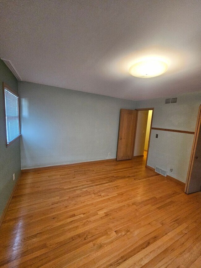 Building Photo - 5 Bedroom Single Family