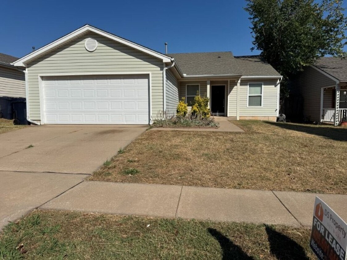 Primary Photo - True 4 bed in Edmond, new carpet and paint!