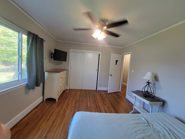 Building Photo - 2404 Edison St