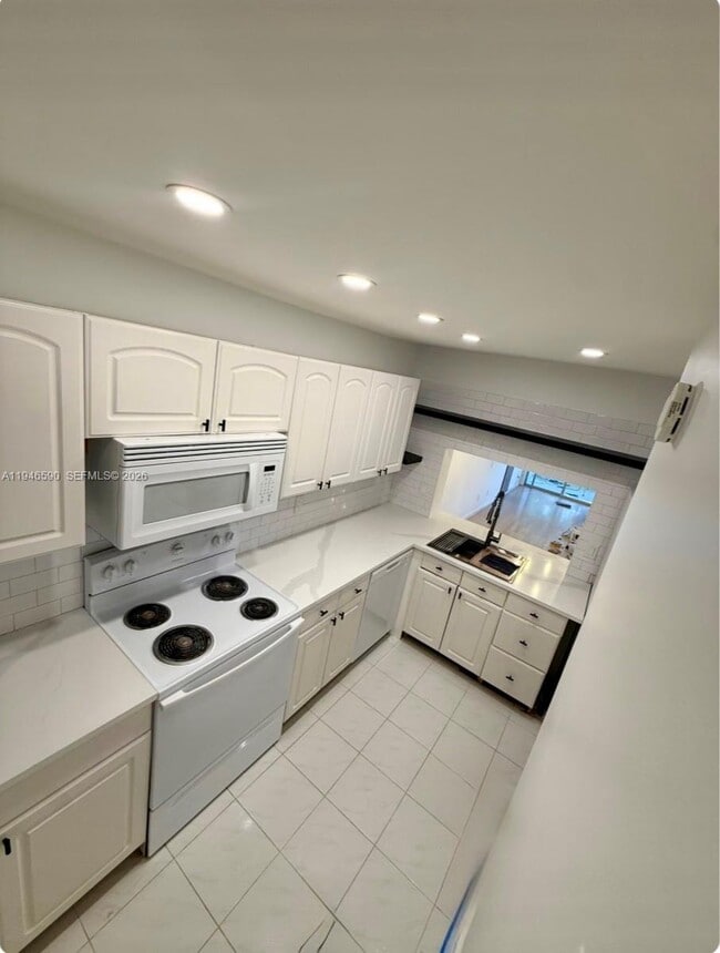 Foto del edificio - 9460 Poinciana Pl