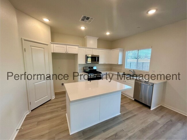 Building Photo - *Move In Special* Beautiful 3 Bed/2 Bath +...