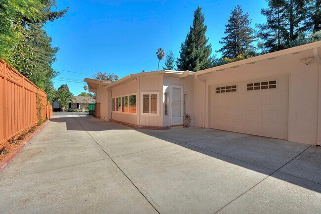 Building Photo - 402 W Oakwood Blvd