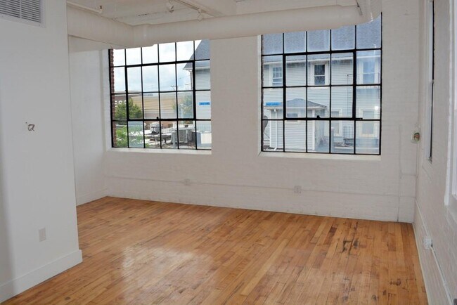 Building Photo - 320 Lafayette St