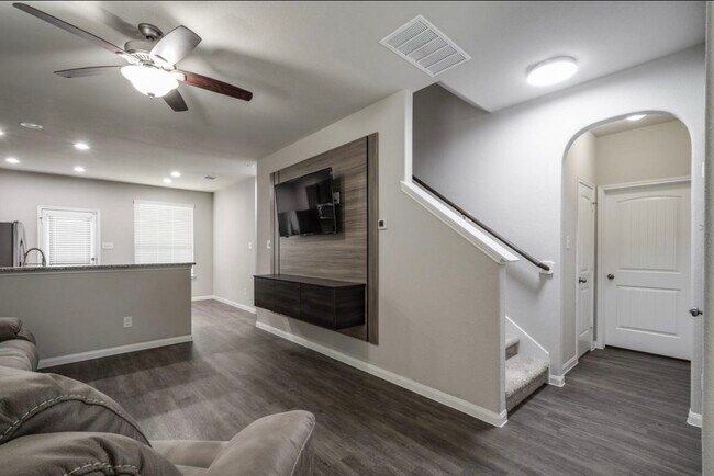 Building Photo - 17542 Holroyd Rd