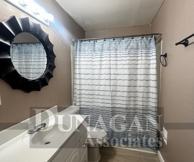 Building Photo - 2 bed 1 bath Water Paid- Washer/Dryer Hook ups