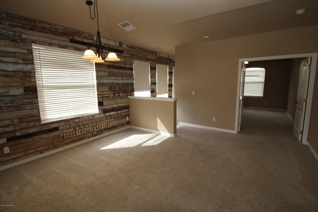 Building Photo - 1015 Venetian Dr
