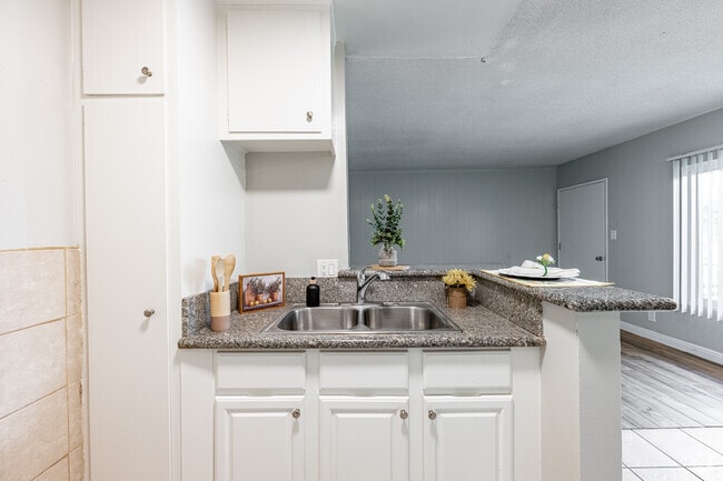 1 habitación, 1 baño - 600 pies cuadrados - Cocina - 9301 Atlantic Ave