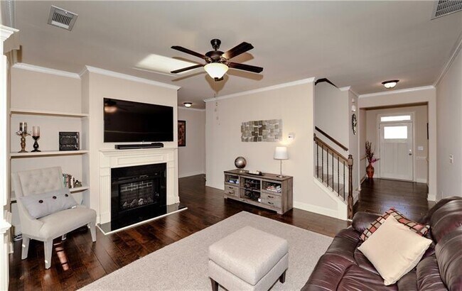 Building Photo - 2349 Whiteoak Way SE