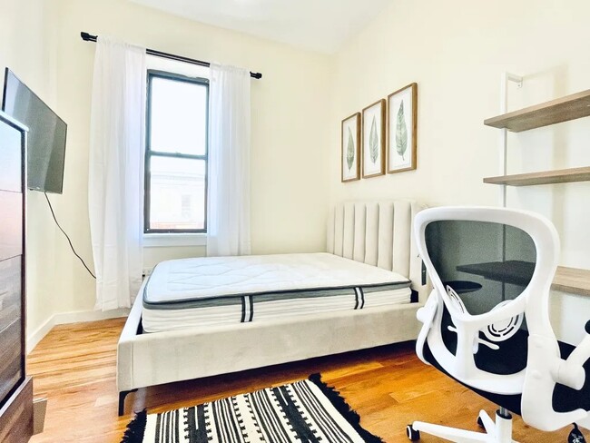 Foto del edificio - Furnished room/NOT APARTMENT