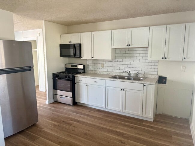 Foto del edificio - 1506 Crestview Dr