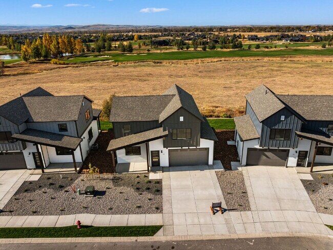 Foto del edificio - Lock-and-Leave Luxury Living — Lawn Care & Snow Removal Included!