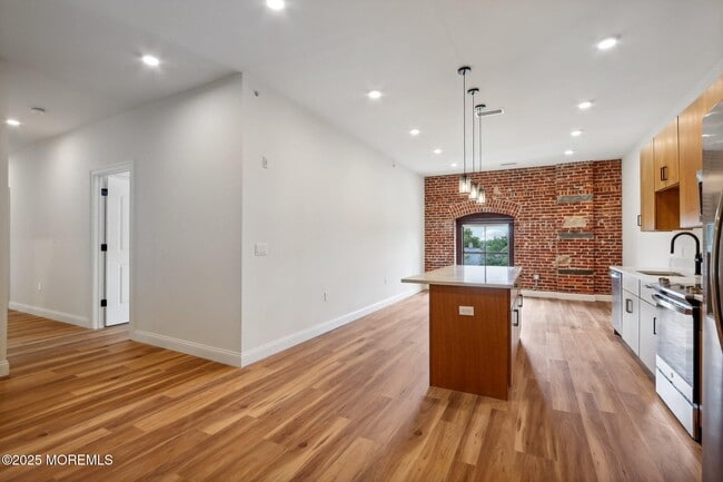 Building Photo - 179 Chelsea Ave