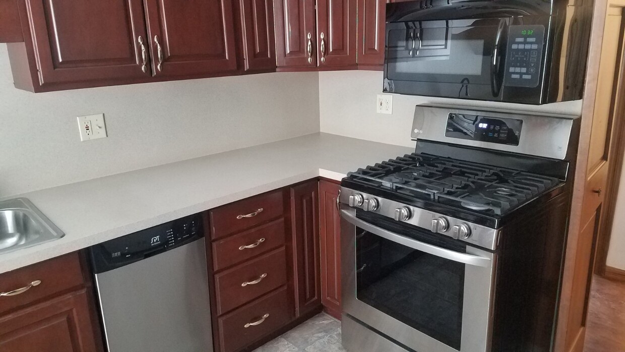Kitchen - 705 N Colonial Dr