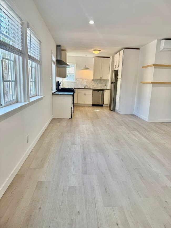 Building Photo - Fabulous 2 bedroom just steps to the BEACH!