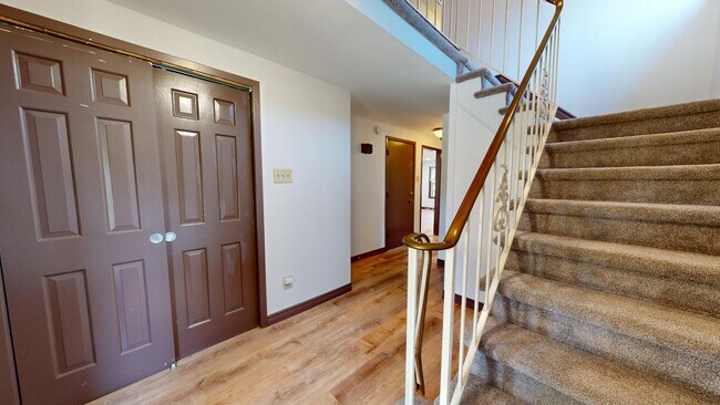 Photo du bâtiment - SPACIOUS THREE BEDROOM-2 BATHROOM TOWNHOME IN NORTH LONDON