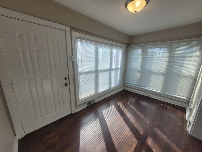 Foto del edificio - 6 Bedroom Home with large yard, washer/dry...