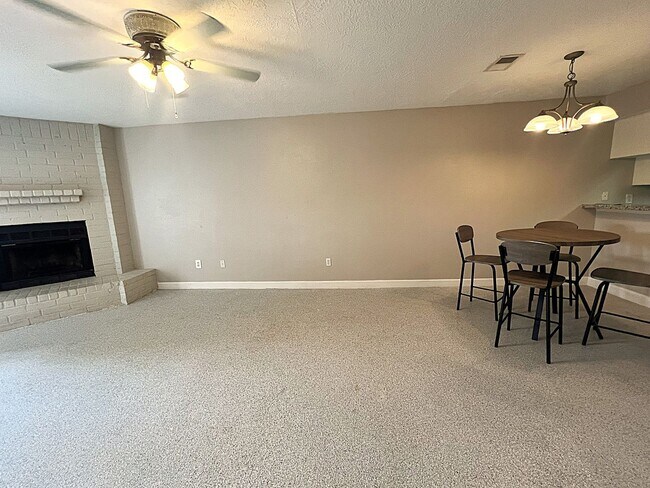 Foto del edificio - Conveniently Located Humble Townhome