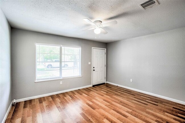 Building Photo - 5423 Willow Glen Dr