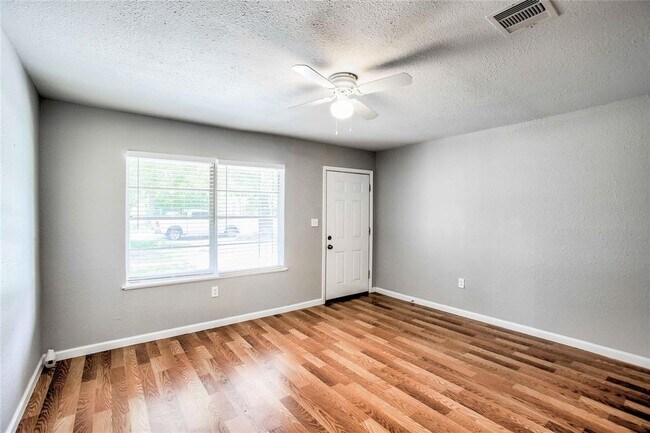Foto del edificio - 5423 Willow Glen Dr