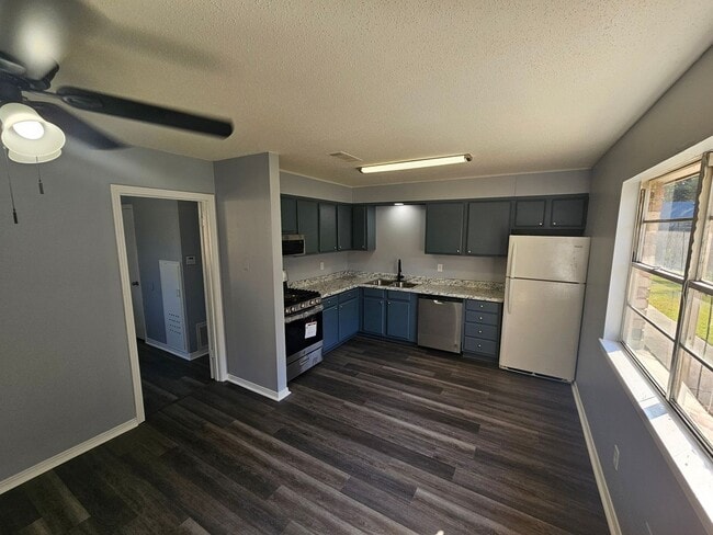 Foto del edificio - 1413 Plummer St