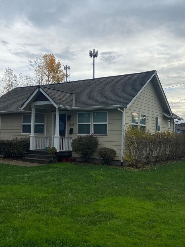 Building Photo - 1020 NE 12th St