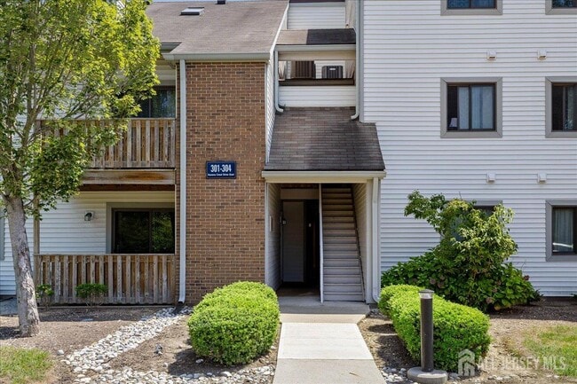 Building Photo - 303 Ravens Crest Dr