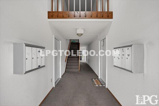 Building Photo - 1220 Bedford Woods Dr