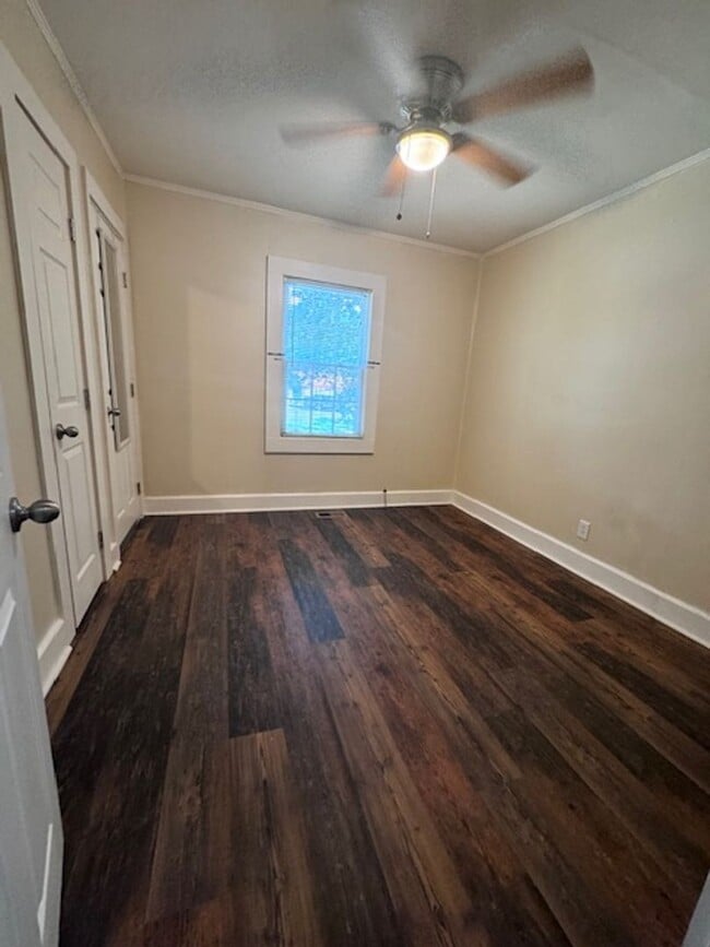 Building Photo - 102 W Meadow Way Dr