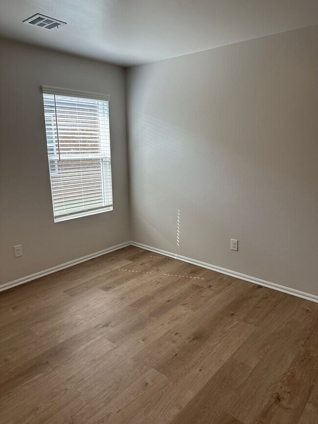 Foto del edificio - *FREE Rent + Amazon CASH!* BRAND NEW Three Bedroom | Two Bath Home in Tuttle