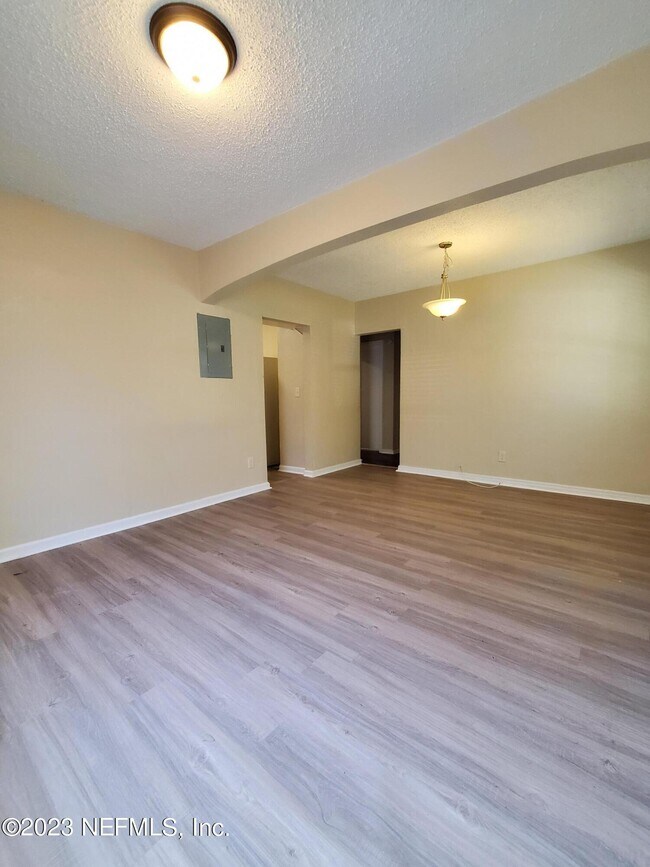 Building Photo - 970 Douglas Cir