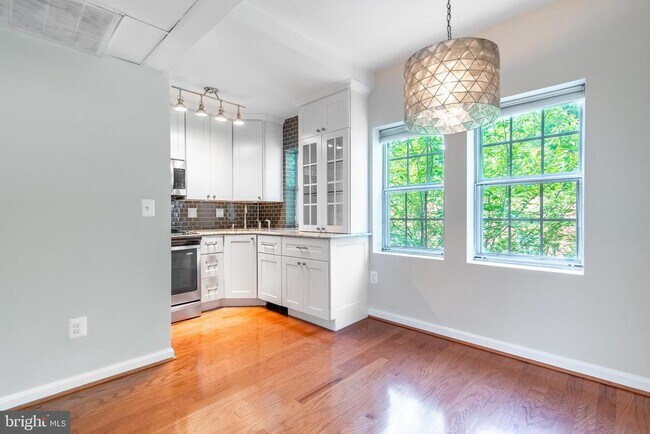 Building Photo - 1732 Queens Ln