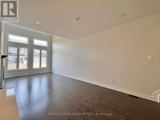 Building Photo - 695 Cairn Cres